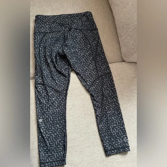 Lululemon cropped leggings; black and gray patterned, size 6 - Picture 3 of 3